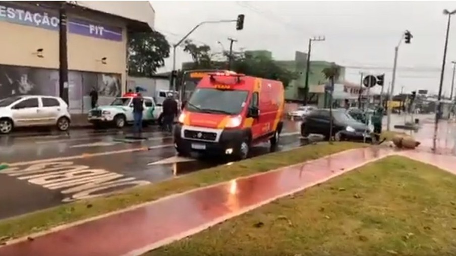 Acidente entre carro e ônibus é registrado na av Barão do Rio Branco em Cascavel- PR