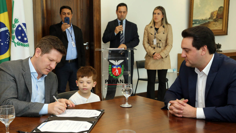 Governador Carlos Massa Ratinho Junior assina convenio com Santin Roveda prefeito de União da Vitória.
Foto Gilson Abreu/ANPr
