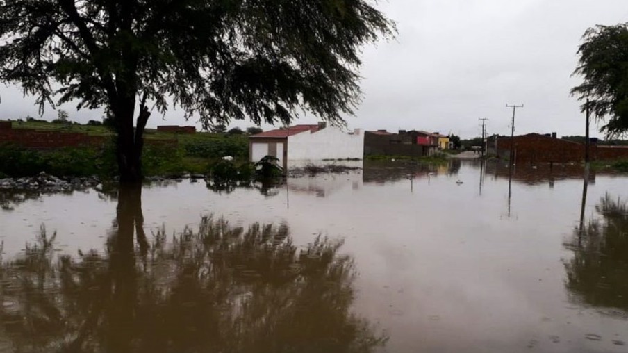 Duas rachaduras na Barragem do Quati, no curso do Rio do Peixe, no povoado de Pedro Alexandre, na divisa da Bahia com Sergipe, estão causando inundações de áreas e bairros do município de Coronel João Sá, a 30 km da barragem.