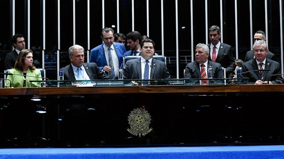Alcolumbre quer estados e municípios na reforma por PEC paralela
