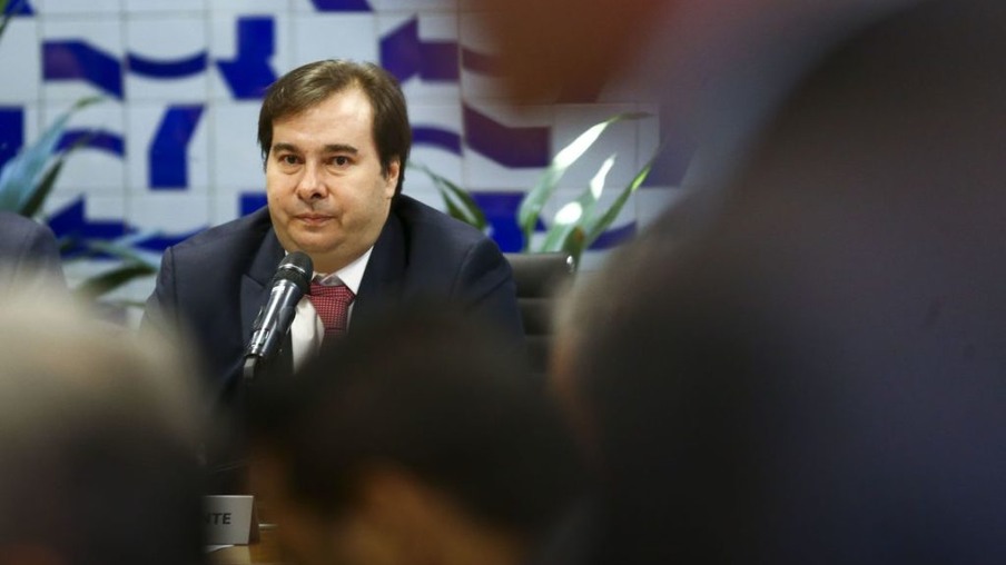 O presidente da Câmara dos Deputados, Rodrigo Maia, coordena reunião de líderes partidários. - Foto: Agência Brasil 