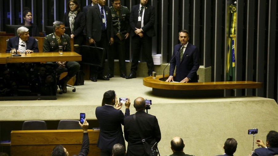 O presidente Jair Bolsonaro participa de sessão solene em homenagem ao aniversário do Comando de Operações Especiais do Exército Brasileiro, na Câmara dos Deputados.