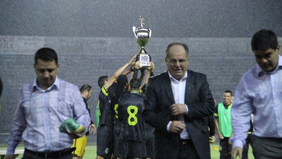 FC Cascavel ergueu o troféu da Terceirona 2013 sem precisar jogar - Crédito: Aílton Santos/Arquivo