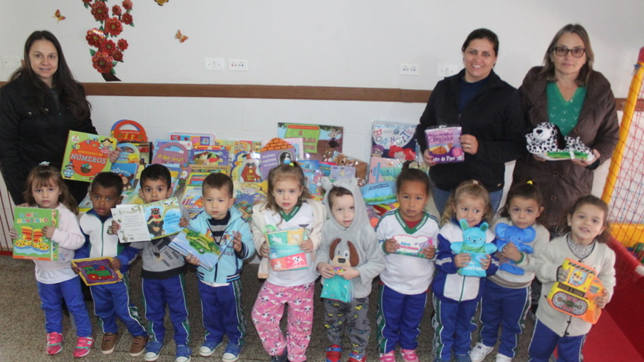 Prefeitura entrega 900 livros de literatura infantil