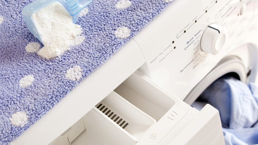 Qual é a melhor forma de lavar roupa: na máquina ou à mão?