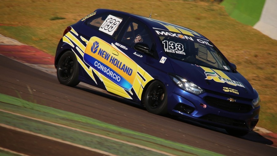 A dupla Paulo Bento/Edoli Caus colocou o Chevrolet Onix pela primeira vez na pista ontem