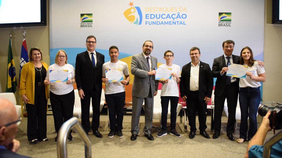 Colégio Estadual de Foz do Iguaçu recebe prêmio em Brasília