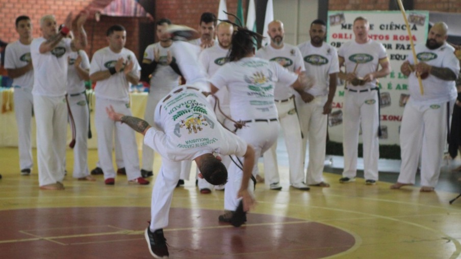Muita dança e gingado na Capoeira Inclusiva Apaexonada
