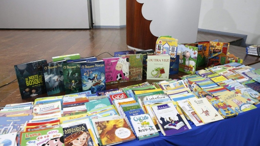 Município entrega R$ 1 mi em livros a escolas e Cmeis