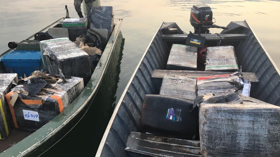 Policiais apreendem embarcação com material contrabandeado em Itaipulândia