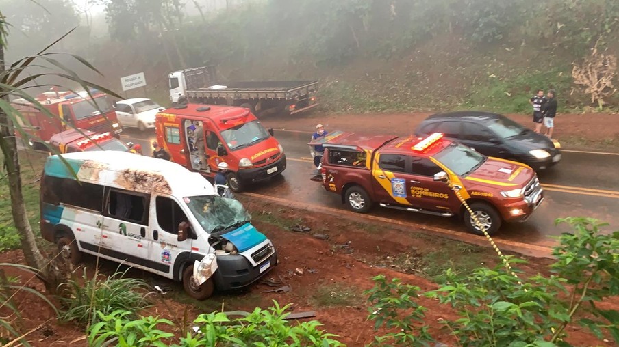Batida entre ambulância e caminhão deixa uma pessoa morta e outra em estado grave na PR-180
