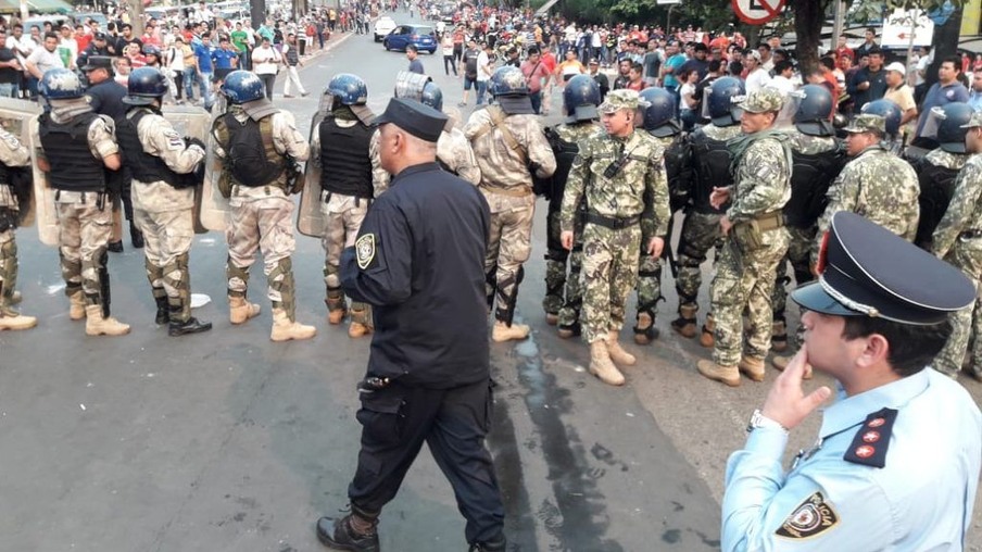 Policiais dizem que, se forças armadas assumirem segurança, vai voltar a ditadura no Paraguai- 
Foto: VANGUARDIA
