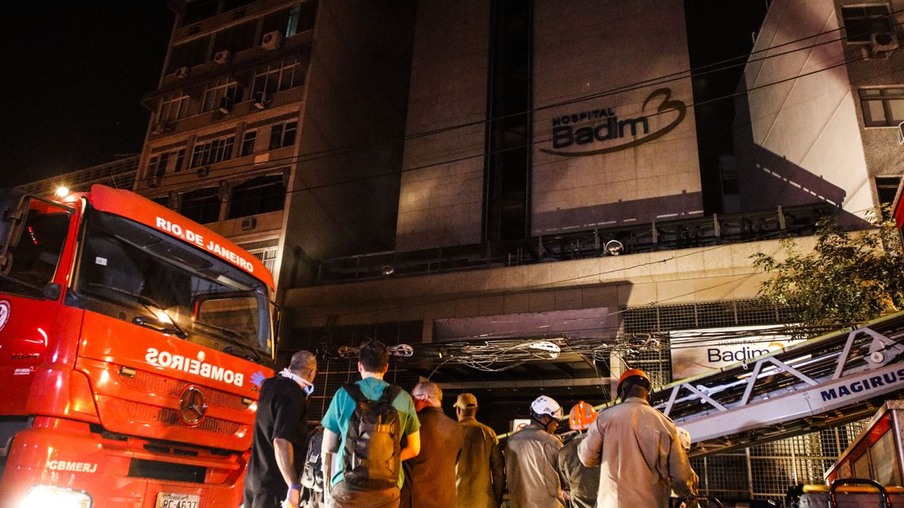 Incêndio atinge prédio do Hospital Badim, no bairro do Maracanã, zona Norte da cidade.