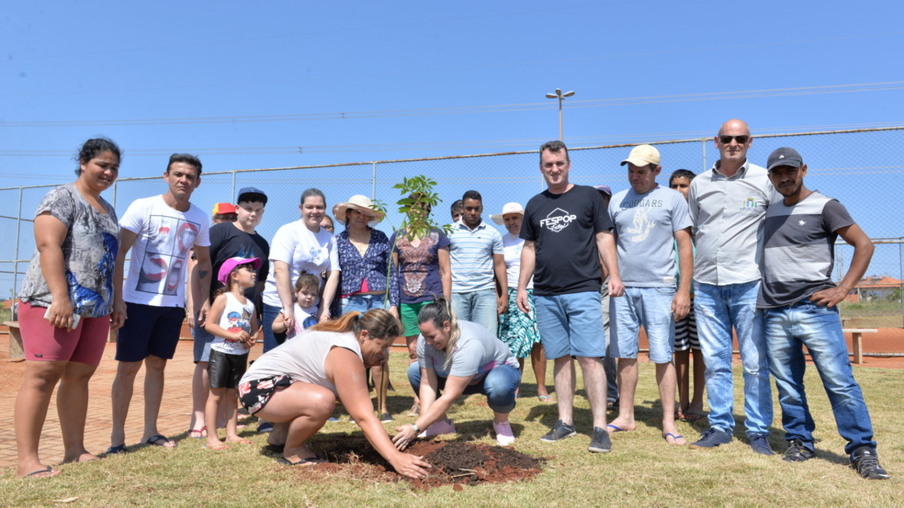 Comunidade do bairro Planalto foi convidada a se envolver: plantio que gera integração - Foto: Decom STI