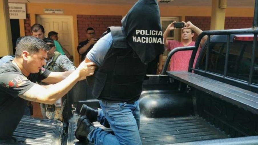 Carlos Eduardo foi abordado pelos policiais paraguaios, em shopping de Ciudad del Este - Foto: Edgar Medina/Última Hora) 