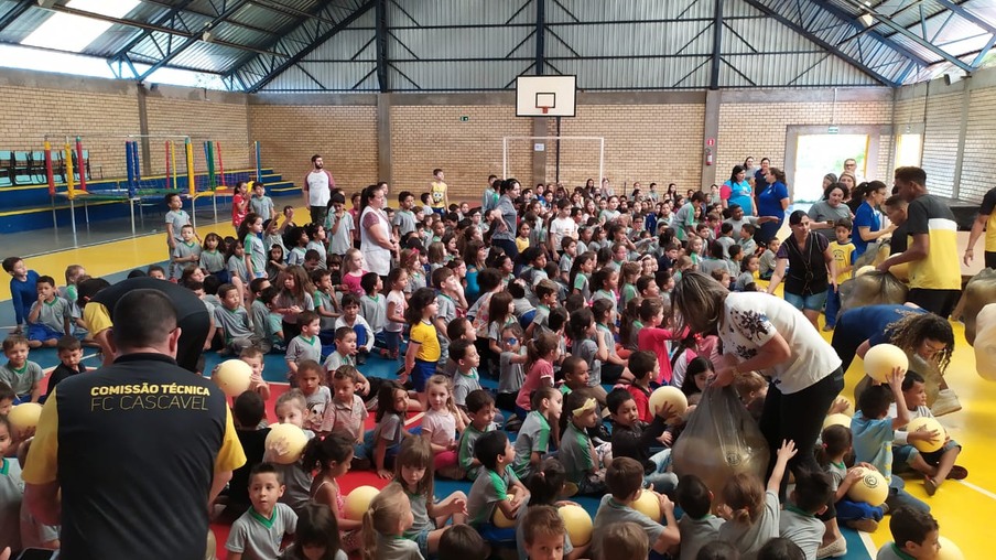 FC Cascavel distribui 22 mil bolas em escolas públicas