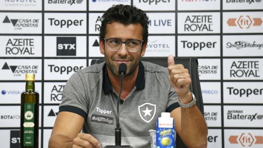 Valentim é apresentado como novo técnico do Botafogo