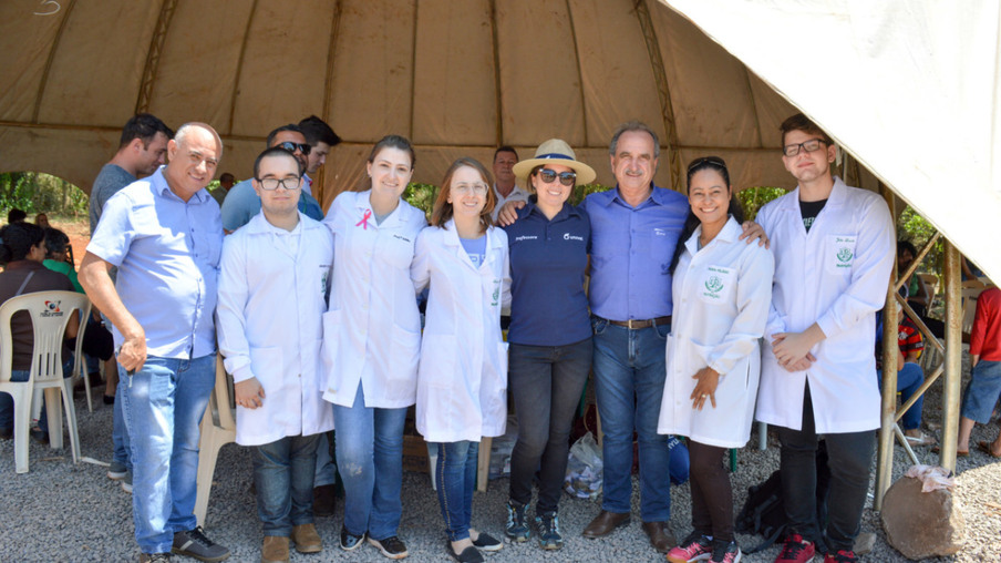 Alunos e professores de Biomedicina e Nutrição em Dia de Campo Urbano