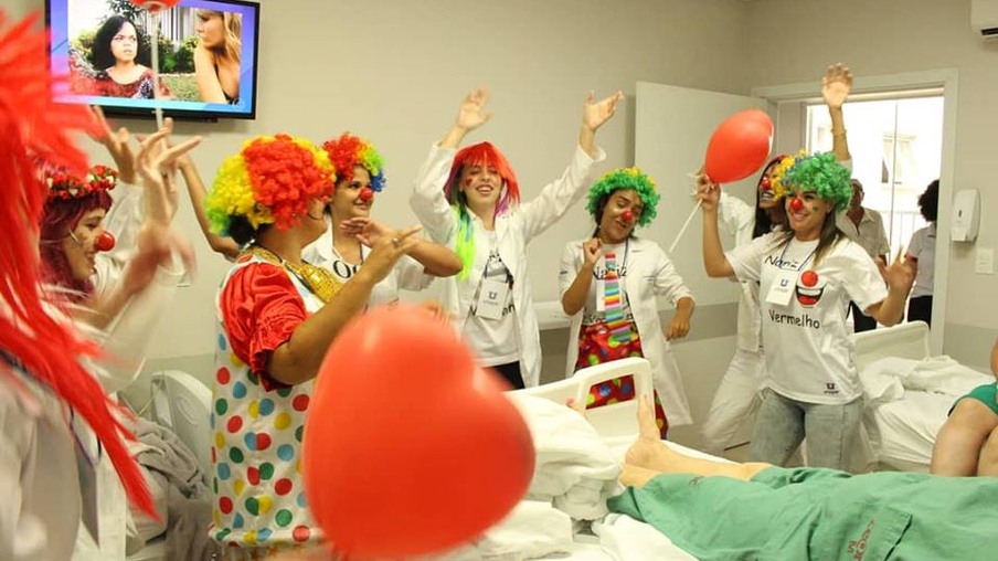 Esquadrão Nariz Vermelho leva riso e alegria aos pacientes oncológicos