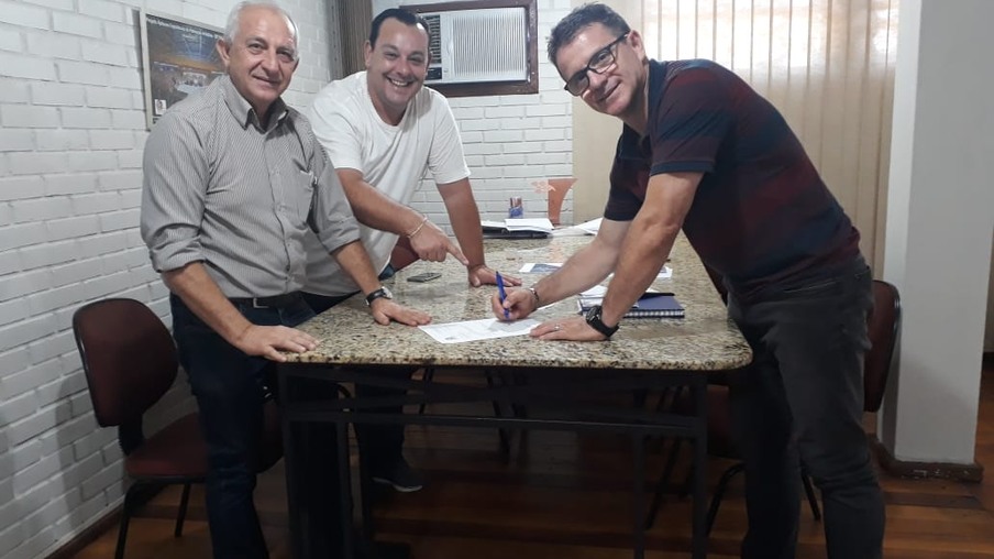Rubens Gatti, Bruno Sgarione, presidente da AKRL, e Fernando Madureira, presidente da Fundação de Esportes de Londrina, quando da assinatura do termo de compromisso para realização da Copa Brasil