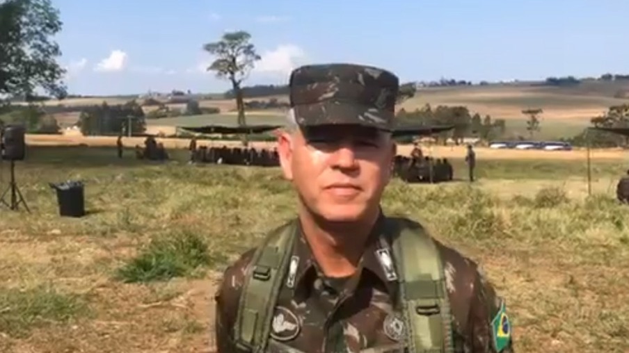 Militares realizam exercício na área rural de Corbélia