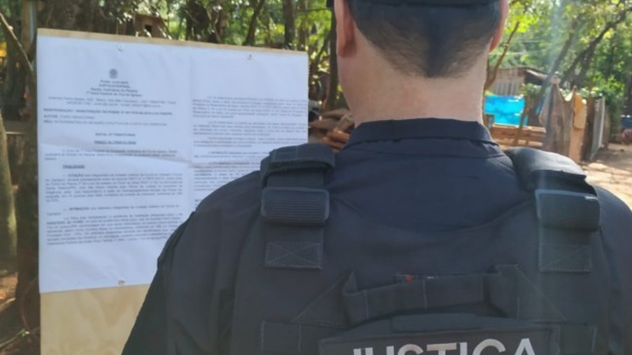 Agentes cumprem reintegração de posse em terras da Itaipu