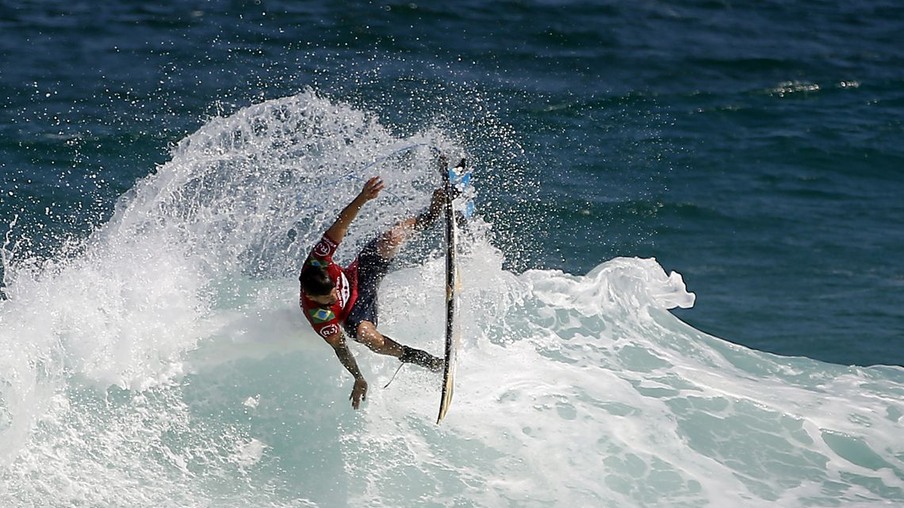 O surfista brasileiro Ítalo Ferreira compete na etapa brasileira da Liga Mundial de Surfe, na praia de Itaúna, em Saquarema, Rio de Janeiro. - Foto:  Fernando Frazão/Agência Brasil
