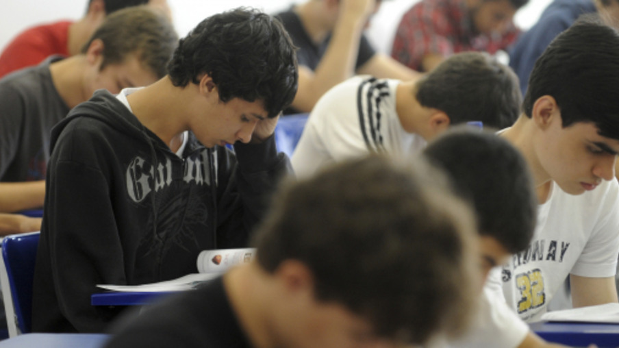 Enem 2019: a cada 100 alunos, 22 estão ´atrasados´ no Ensino Médio no Paraná
