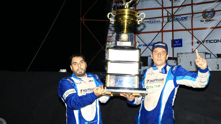 Rafael e Gustavo Simon posam com o troféu da 28ª edição das 500 Milhas de Londrina