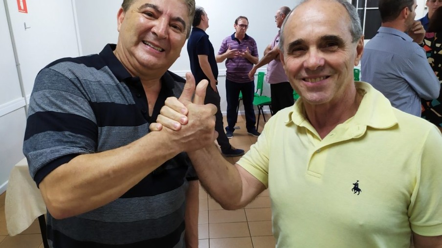 Nilson Silva e Evilasio Schmitz, durante a eleição realizada na Apae de Cascavel