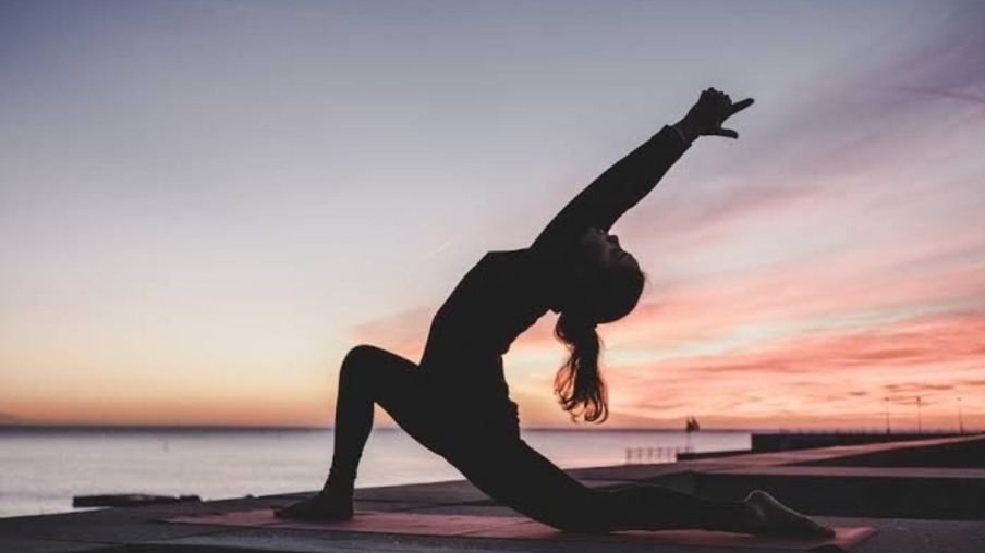 Yoga ajuda a ter mais energia para começar o dia