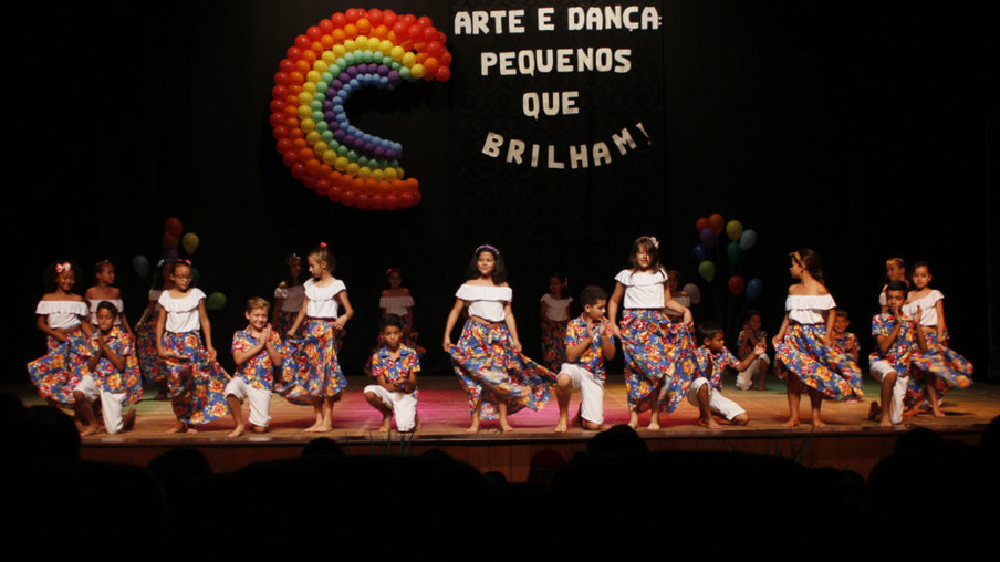 ARTE E DANÇA: Escolas Municipais realizam apresentações culturais no Teatro