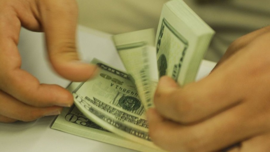 Dólar inicia semana em forte alta e volta a atingir patamar de R$ 5,80