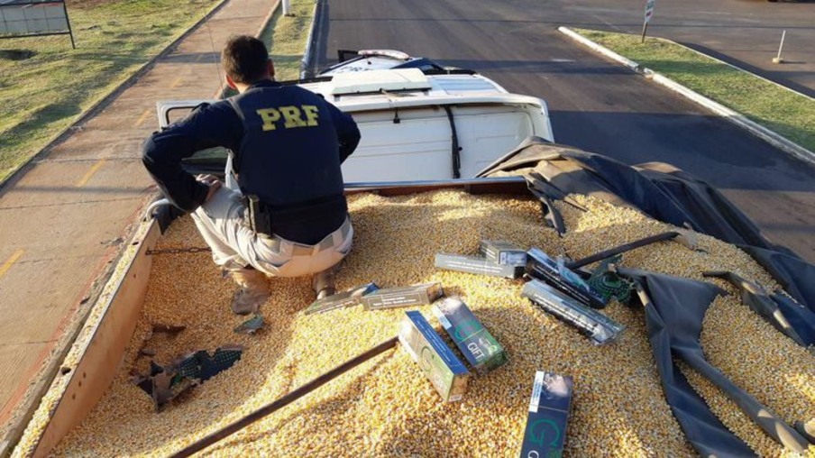 O cigarro contrabandeado estava escondido sob a carga de milho - Foto: Polícia Rodoviária Federal
