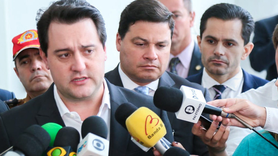O governador Ratinho Junior e o deputado Marcio Pacheco durante o anúncio da reestruturação do Trevo Cataratas- Foto: Sandro Nascimento
