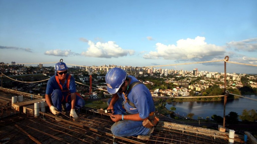 Carteira assinada: Paraná gera 74 mil empregos formais