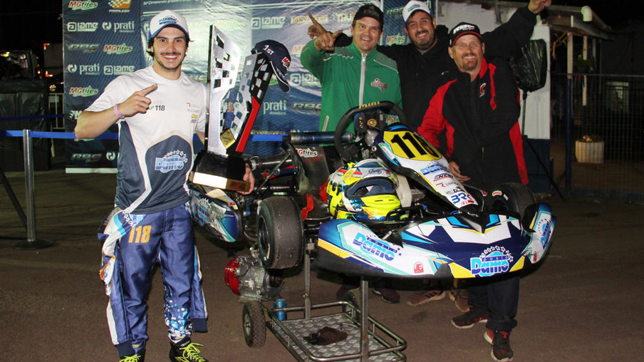 
Júnior Flores divide os louros da conquista do Brasileiro de Kart em Cascavel com sua equipe

Crédito: Mario Ferreira
