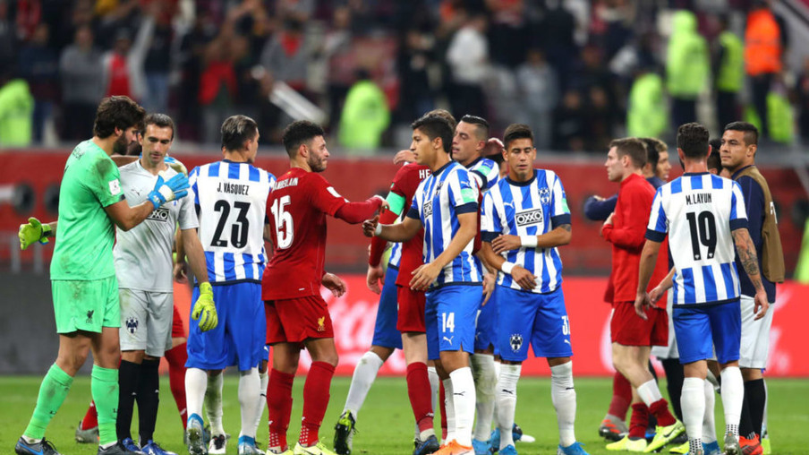 Jogadores do Liverpool consolam os do Monterrey, que sofreram o gol do revés nos minutos finais da semifinal
Crédito: Fifa
