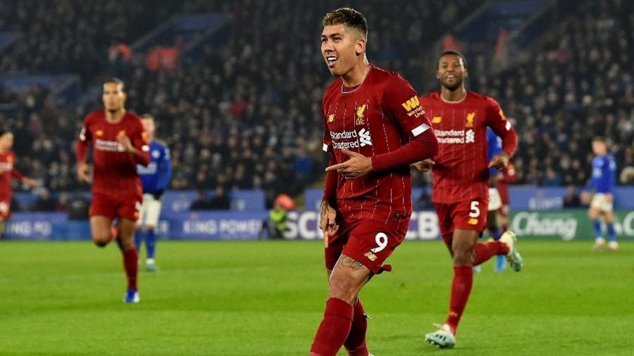 Liverpool, de Firmino, conseguiu autorização para usar brasão de campeão mundial no uniforme a partir deste domingo
Crédito: Premier League
