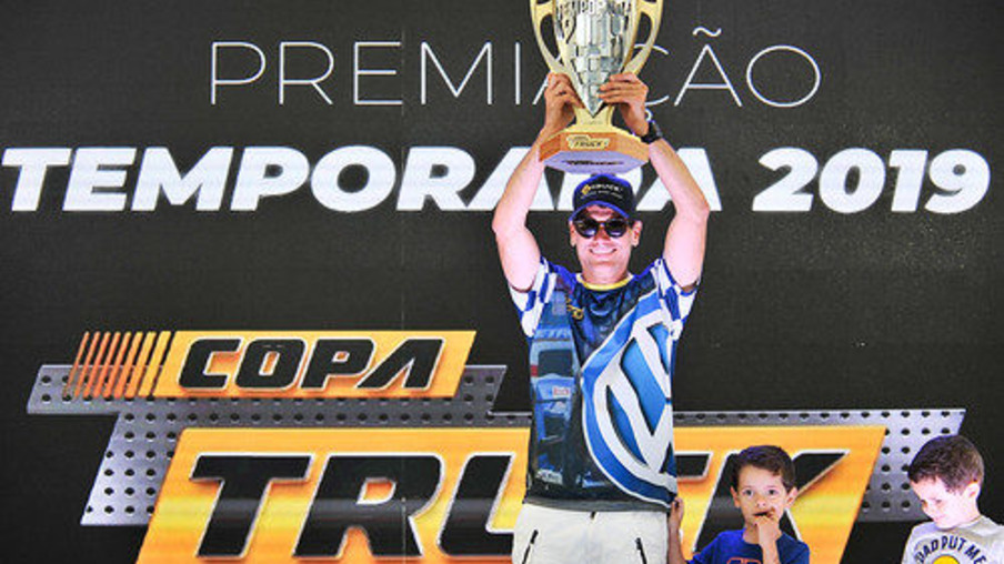 
Beto Monteiro comemora a conquista do título da Copa Truck em 2019 

Crédito: Divulgação
