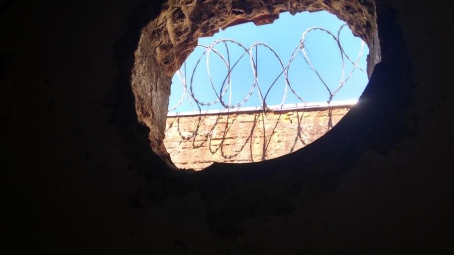 O buraco deu acesso a um terreno ao lado da cadeia