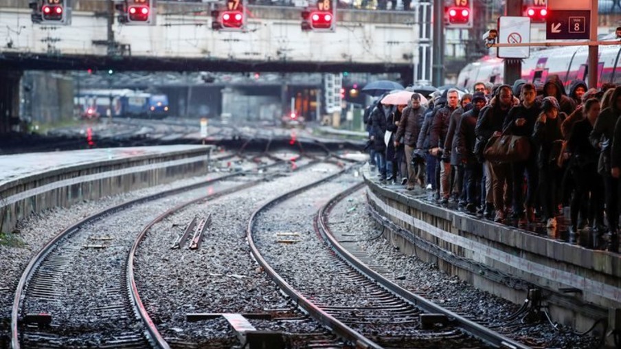 Passageiros andam em uma plataforma na estação de trem Gare Saint-Lazare, em Paris, em mais um dia de greve REUTERS/Christian Hartmann
