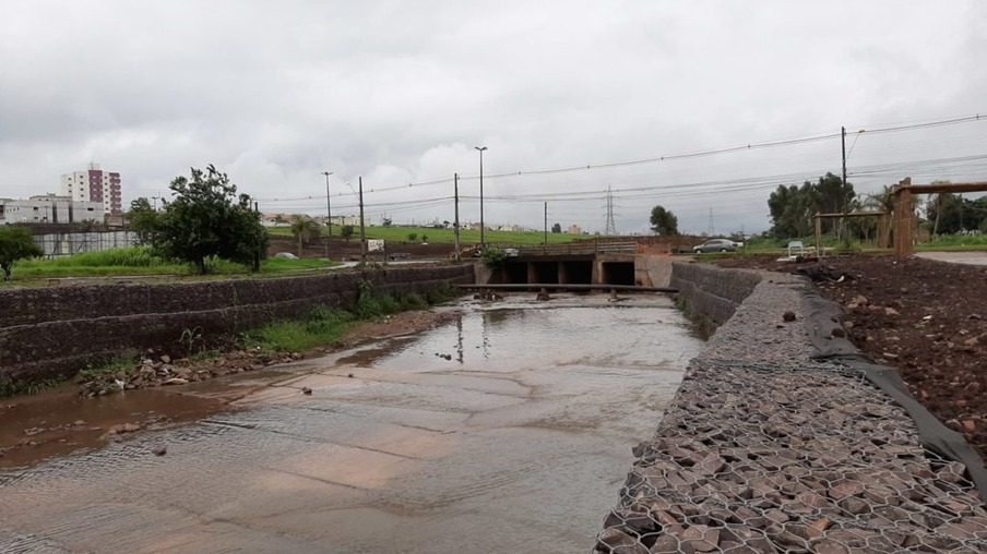 A chuva contribuiu para encher o Córrego Bezerra- Foto: Fábio Donegá 