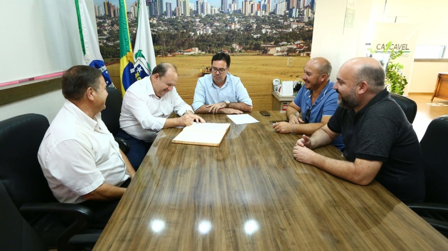 Alécio Espínola assume a Prefeitura e determina abertura do orçamento 2020