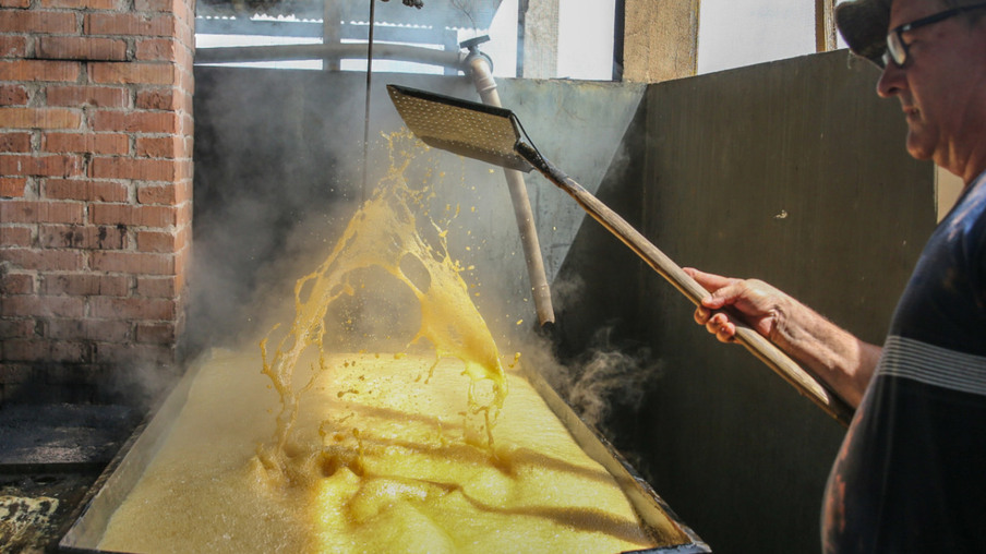 Produção de açucar mascavo e de melado de açúcar mascavo de cana-de-açúcar produzido pela familia do produtor Gilberto Hass  em Capanema, no sudoeste do Paraná.  Capanema - Foto: Geraldo Bubniak/AEN