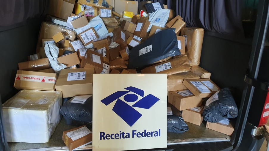 Receita Federal apreende 200 volumes com indícios de importação irregular