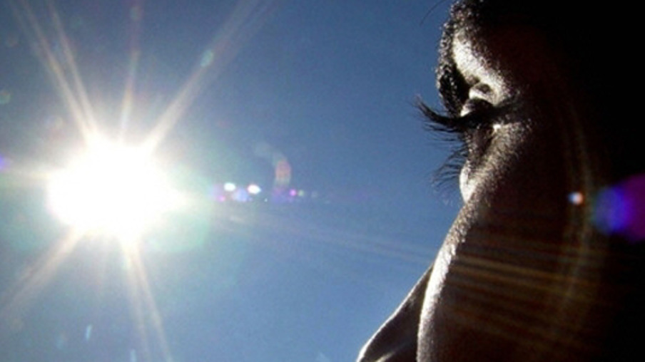 Especialista alerta: longa exposição dos olhos ao sol pode causar nove doenças oculares