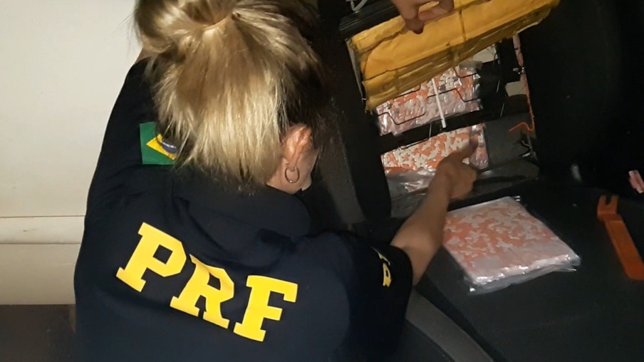 PRF descobre 4,2 mil comprimidos de ecstasy escondidos em carro no Paraná