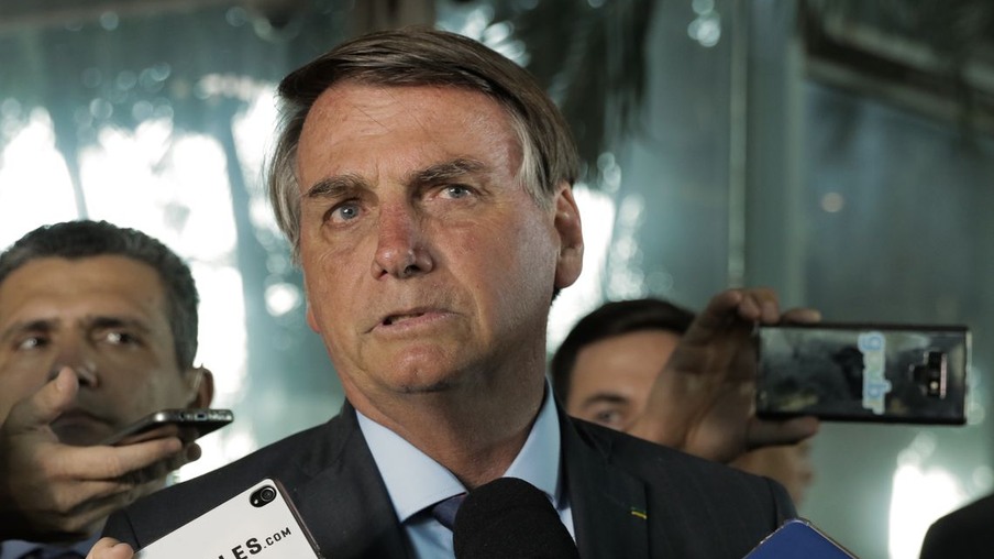 O presidente Jair Bolsonaro fala à imprensa no Ministério da Economia