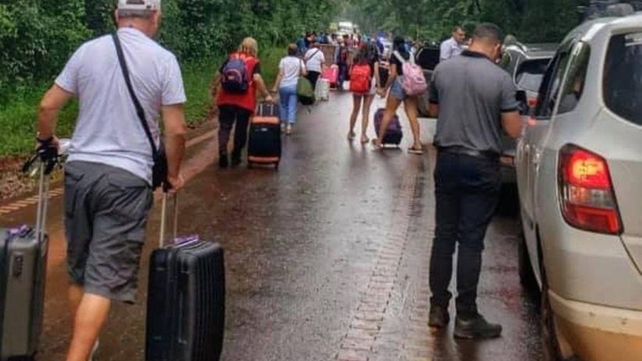 Acesso para o aeroporto de Puerto Iguazú, na Argentina, é novamente fechado por trabalhadores